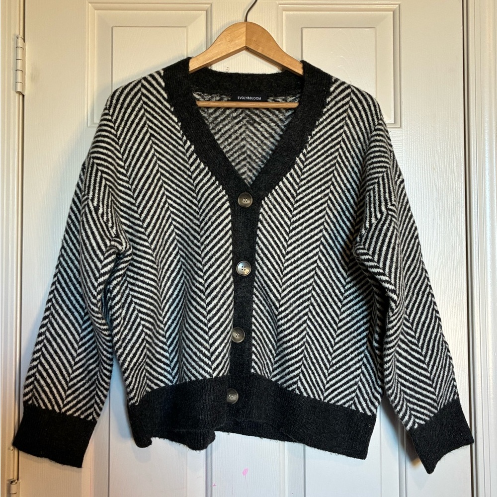 Stylish Striped Black and White Chevron Cardigan